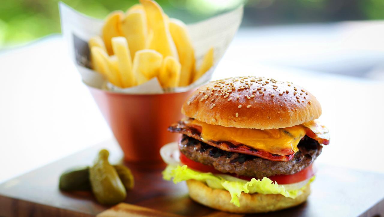 Nanki-Shirahama Marriott Hotel Exterior foto A cheeseburger with chips