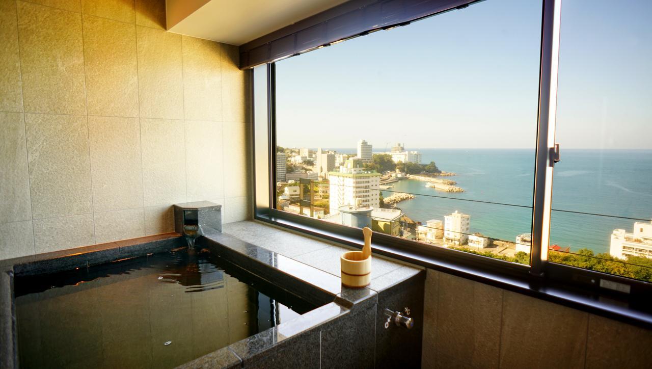 Nanki-Shirahama Marriott Hotel Exterior foto A view from a Japanese bath